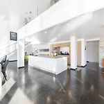 Modern And Spacious *