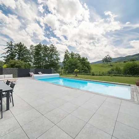 Modern And Spacious Vila