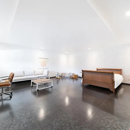 Modern And Spacious Vila *