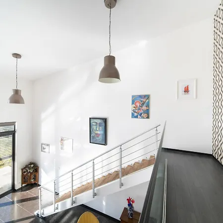 Modern And Spacious سولتزماسولتز