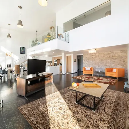 Modern And Spacious *