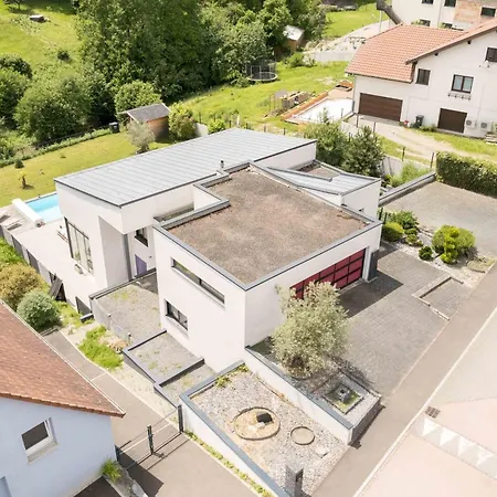 Vila Modern And Spacious *