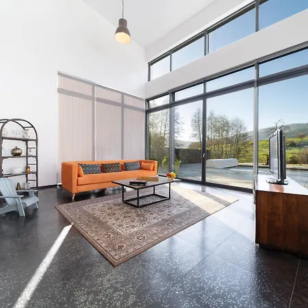 Modern And Spacious Vila *